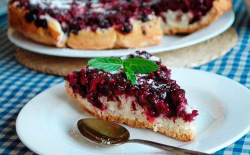 Un pezzo di Charlotte con marmellata di ribes