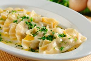 Gnocchi con funghi su un piatto