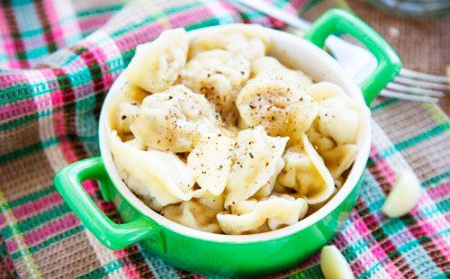 Gnocchi in un piatto verde