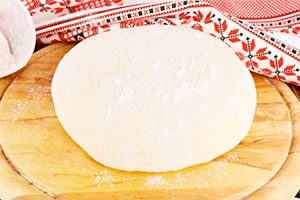 Pasta all'uovo in una macchina per il pane