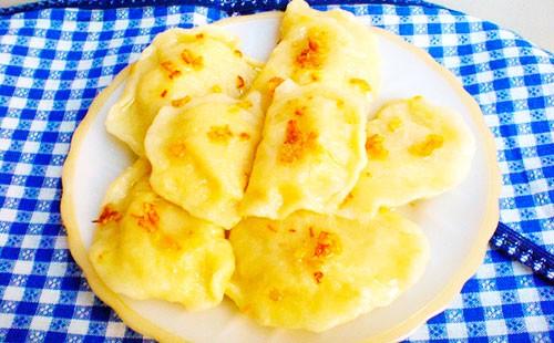 Gnocchi con patate in un piatto su un tovagliolo blu