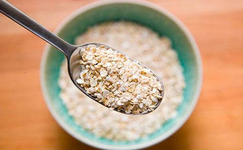 Farina d'avena in un cucchiaio