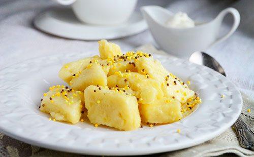 Gnocchi pigri con patate su un piatto bianco