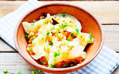 Gnocchi con patate su un tovagliolo blu