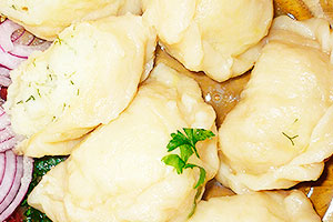 Gnocchi con patate in una pentola a cottura lenta