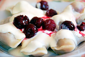 Dumplings na may mga cherry sa kefir