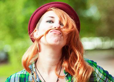 Ragazza con un cappello bordeaux