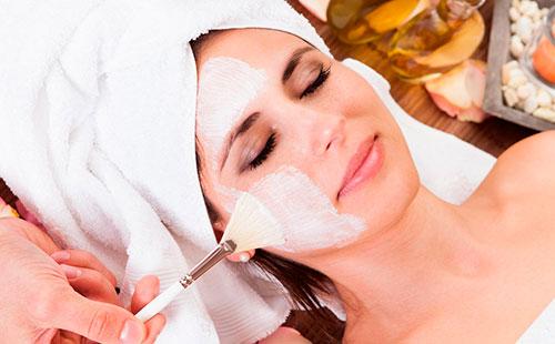 Applicazione di una maschera bianca