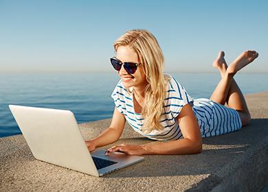 Ragazza sul divano con un computer portatile