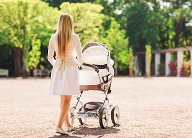 Giovane donna con un passeggino