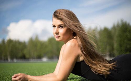 Ragazza sullo sfondo della foresta