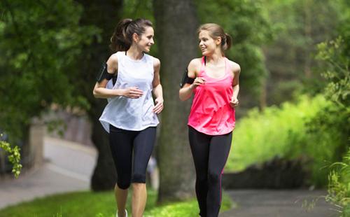 Due ragazze che ridono e chiacchierano mentre corrono