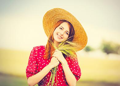 Ragazza con spighette di grano