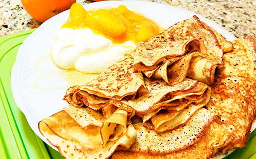 Pancakes con panna acida e marmellata