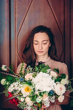 Natalia guarda il lussureggiante bouquet tra le mani.