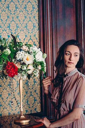 La ragazza al bouquet si guarda alle spalle