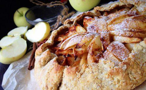 Torta appetitosa con fettine di frutta