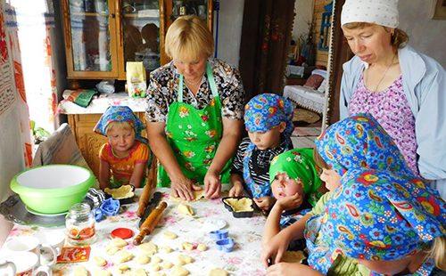 Tutta la famiglia sta preparando la cena insieme