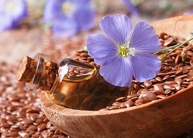 Bottiglia di olio di semi di fiori blu