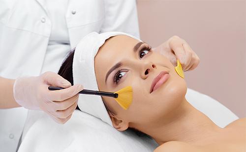 Ragazza sulle procedure cosmetiche