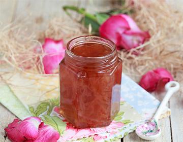 Vasetto di marmellata di petali di rosa