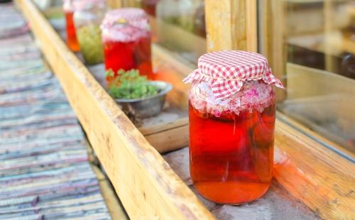 Succo di petali di rosa in un barattolo