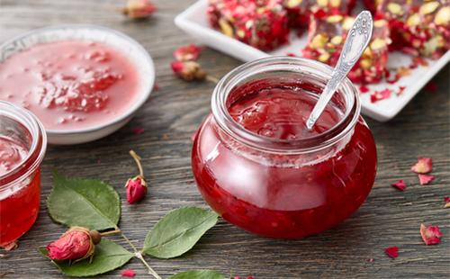 Marmellata di petalo di rosa in un barattolo