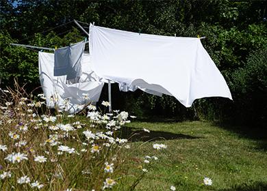 Asciugatura biancheria da letto su una corda