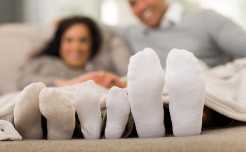 Mamma, papà e bambino in calzini bianchi