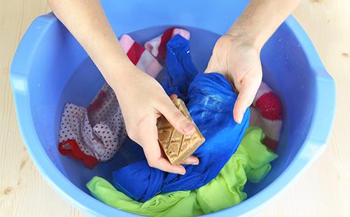 Lavare a mano con sapone da bucato