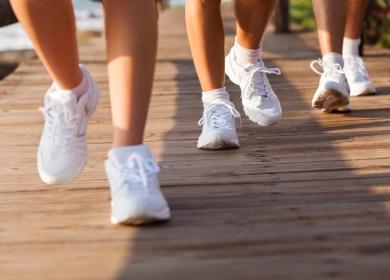 Scarpe da ginnastica bianche ai piedi delle persone che corrono