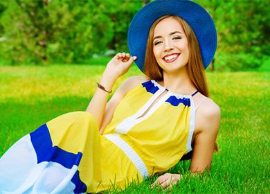 Ragazza in un cappello blu