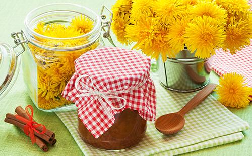 Vasetto di marmellata e un mazzo di denti di leone