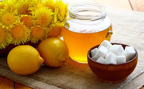 Limoni, zollette di zucchero e fiori gialli creano una marmellata salutare