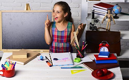 Ragazza con materiale scolastico