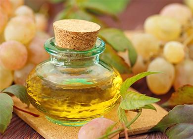 Olio in un barattolo su uno sfondo di uva verde