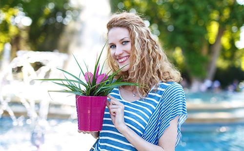 Ragazza con un vaso di fiori in mano