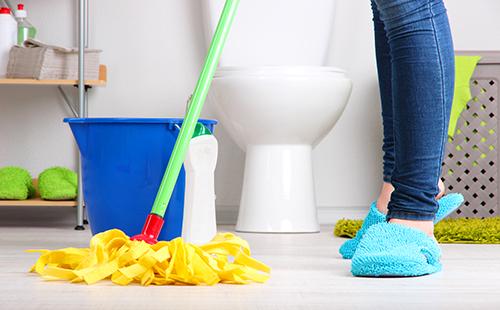 Donna con una zazzera gialla nel bagno