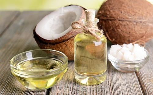 Olio di cocco in una ciotola e bottiglia