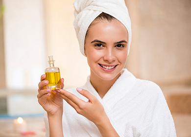 Ragazza con una bottiglia di olio in mano