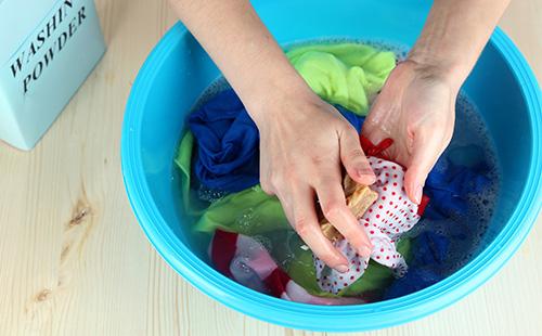 Lavare a mano con sapone da bucato