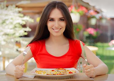 La ragazza sta per mangiare la pizza