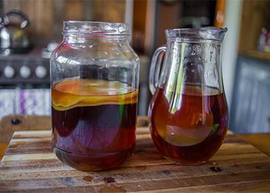 Kombucha in un barattolo e un drink in un decanter