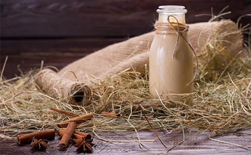 Vaso di kefir e cannella