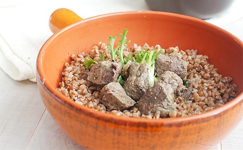 Porridge di grano saraceno con carne