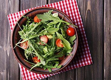 Zolla con insalata e rucola in una zolla