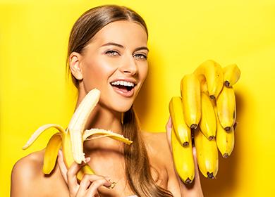 Ragazza graziosa con le banane su una priorità bassa gialla