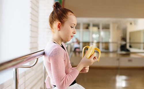 La piccola ballerina mangia una banana