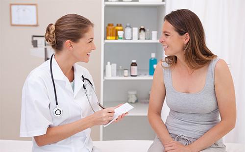 Ragazza alla consultazione con un medico