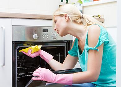 La donna lava un forno